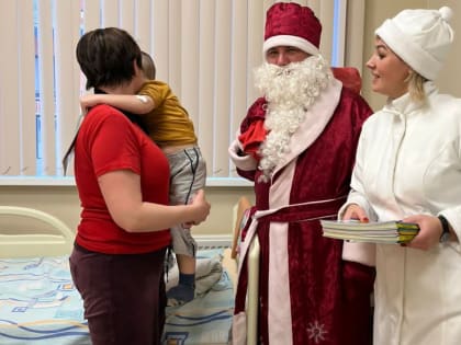 Дед Мороз прошелся по палатам инфекционной больницы в Казани