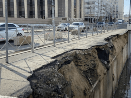 Обрушившуюся стену на Булке начали ремонтировать