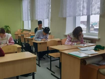В школе №8 города Нурлат «Татарча диктант» учащиеся и педагоги писали в национальных костюмах