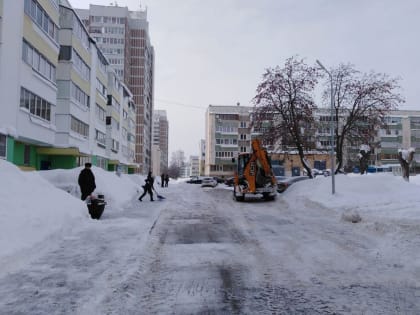 В Набережных Челнах дворникам в борьбе со снегом помогли школьники и студенты