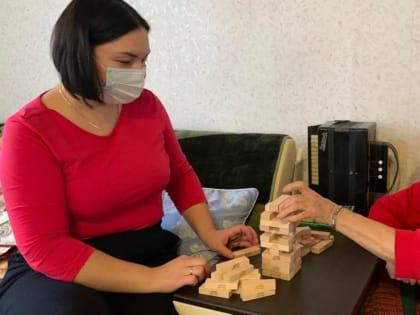 Игра Дженга с получателями социальных услуг на дому
