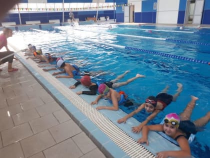 Во время осенних каникул заинских школьников учили плавать