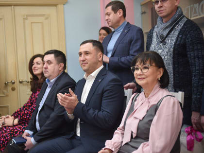 Фарид Салахов вручил сто тысяч рублей молодой маме