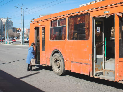 На улицах Казани заметили автобус без стекла