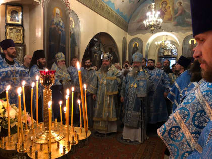 В канун праздника Рождества Пресвятой Богородицы митрополит Кирилл и митрополит Евгений совершили всенощное бдение в Иоанно-Предтеченском соборе города Екатеринбурга