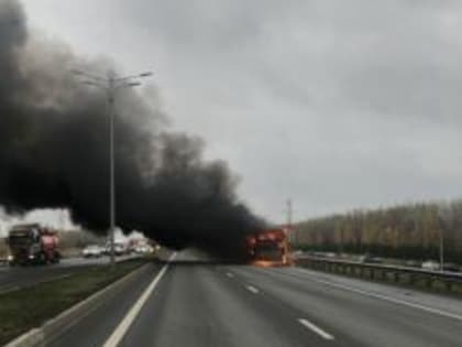 На ВИДЕО попал горящий на въезде в Казань автобус
