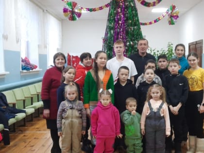 6 января сотрудники Илеберского сельского клуба и библиотеки совместно с детьми провели праздник “Кышкы бизәкләр”