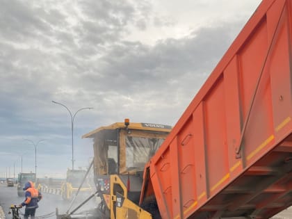 На мосту через Каму дорожники укладывают асфальт