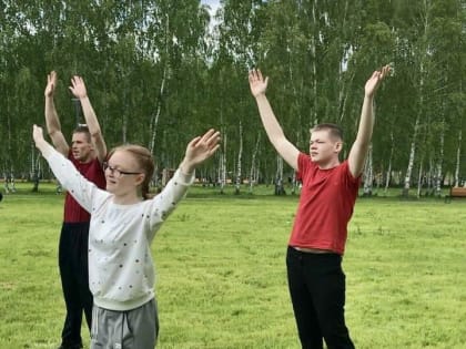 В Зеленодольске «особенные» дети станцевали во флешмобе под песню «Улыбайся!»