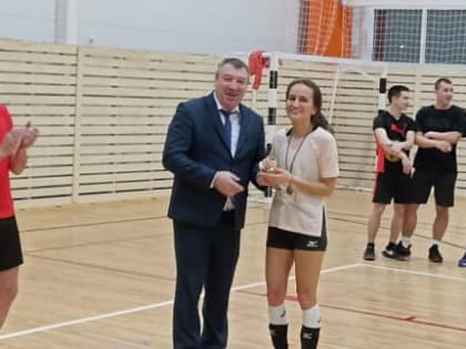 Стало известно, кто одержал победу в открытом Новогоднем турнире по волейболу