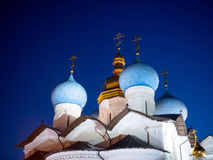 В канун дня памяти святителя Гурия Казанского митрополит Кирилл совершил всенощное бдение в Благовещенском соборе Казани