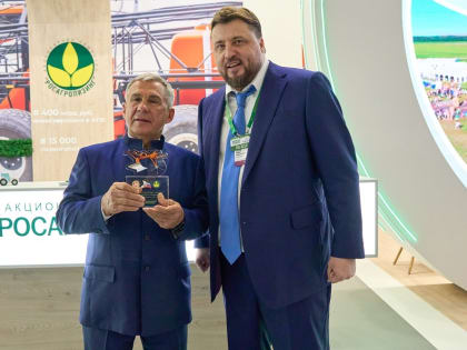 Минниханову вручили официальный символ открытого чемпионата России по пахоте