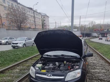 «Лада» вылетела на трамвайные рельсы после столкновения с «КАМАЗом» в Казани