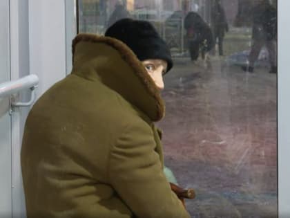 «Оккупировали!»: в единственную теплую остановку Казани вернулась жить бездомная