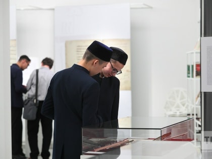 Коран со спичечный коробок и абстрактные шрифты: в Казани открылась выставка «Книга книг»