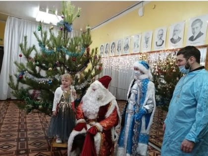 Священнослужители поздравили пациентов детского отделения Чистопольской ЦРБ с Рождеством
