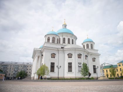 В Неделю 2-ю по Пятидесятнице митрополит Кирилл совершил Литургию в Казанском кафедральном соборе