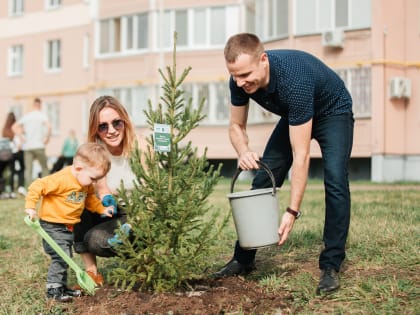 С поддержкой СИБУРа: нижнекамские молодые семьи высадили новую аллею