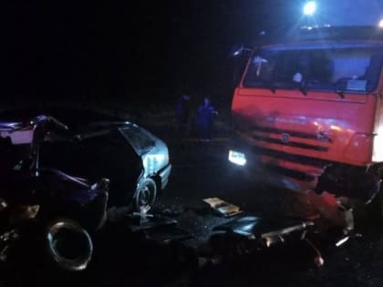 В Татарстане грузовик снес стоявшую на трассе после ДТП легковушку