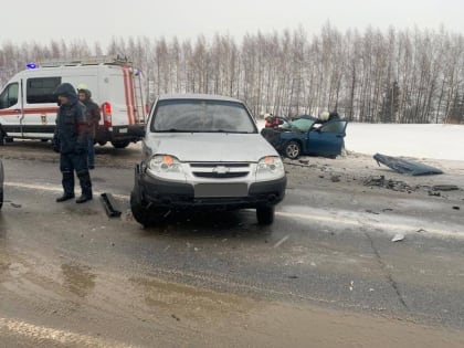 В Татарстане ВАЗ совершил лобовое столкновение с Toyota, а потом отлетел в Chevrolet.