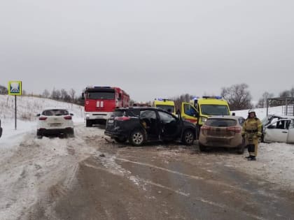В массовой аварии на трассе в Татарстане пострадали двое детей