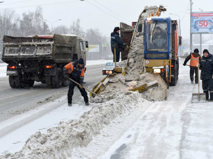 На уборку казанских дорог вышли 548 рабочих и 256 единиц техники