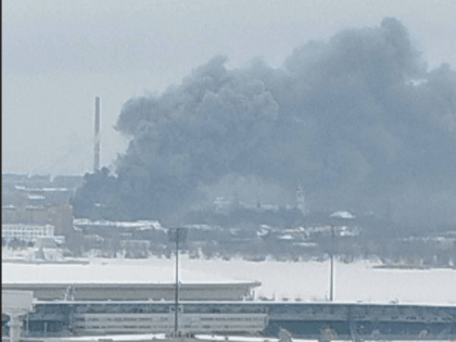 В Казани на улице Архангельской горит склад с резиной