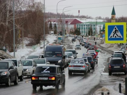 В Тетюшах устроили массовый автопробег с символами V и Z в поддержку армии