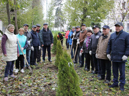 Представители национальных общин посадили деревья в парке у ДК им.Саид-Галиева