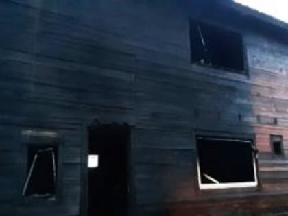 Восьмилетняя девочка спаслась из горящего дома, где погибли ее родители