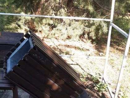 Вандалы повредили урны в казанском парке