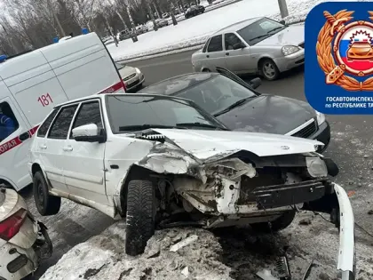 Водитель «ВАЗ-2114» в Нижнекамске снес 2 припаркованных автомобиля