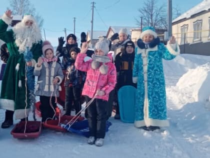 Работники Изминского СДК 4 января устроили для детей села особенную прогулку с санками.