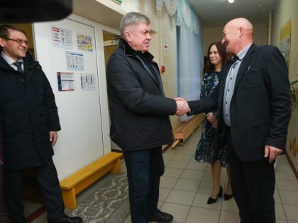 Наиль Магдеев встретился с плотником, который восстанавливал жилье в ДНР