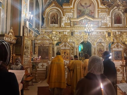 В Никольском кафедральном соборе Казани совершено ночное богослужение с поминовением Российского воинства