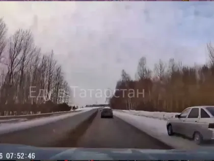 В Татарстане погоня на трассе закончилась аварией, момент попал на видео