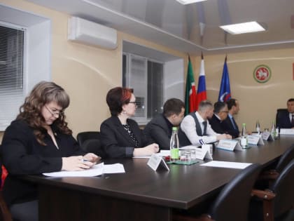 Нижнекамцы просили у депутата помочь провести обрезку деревьев и сделать капремонт фасада дома