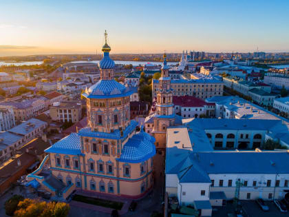 В канун праздника первоверховных апостолов Петра и Павла митрополит Кирилл совершил всенощное бдение в Петропавловском соборе Казани