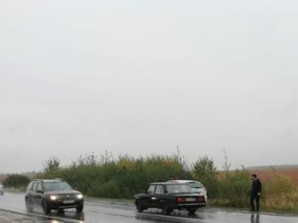 Кроссовер вылетел в кювет и застрял в кустах в РТ, водитель и двое пассажиров в больнице