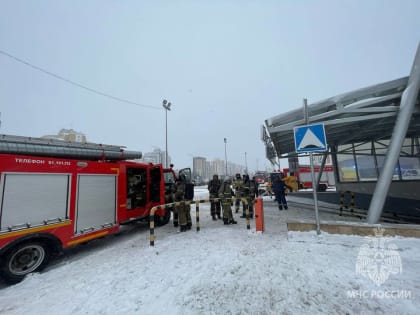 На подземной парковке в ТЦ «Южный» в Казани загорелся легковой автомобиль