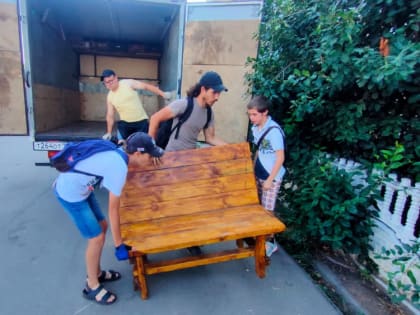 Воспитанники приходского столярного кружка облагоустраивают общественные места