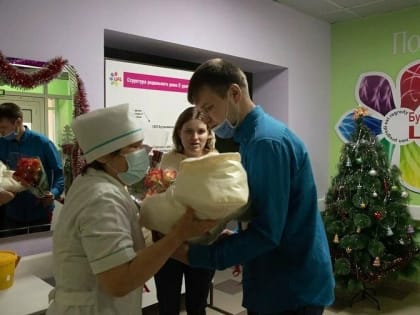 Родителям первой новорожденной малышки в Бугульме вручили подарки на выписке