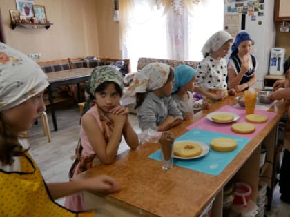 Занятия кружка "Сундучок Хозяюшки" завершились чаепитием