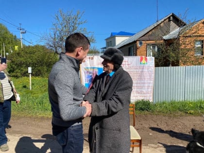 Для 97-летнего ветерана из Кощакова организовали концерт под открытым небом