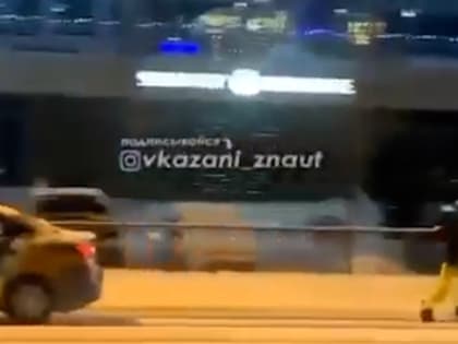 В Казани мужчина прокатился по дороге на сноуборде, прицепившись к каршеринговому авто