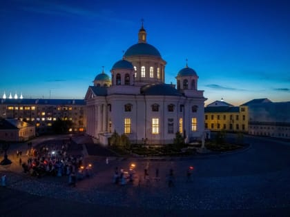 Митрополит Кирилл совершил в Казанском соборе утреню с чином погребения Плащаницы Пресвятой Богородицы