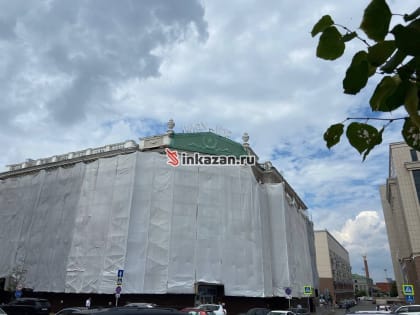 В Казани со здания «Миру — мир» демонтируют старинную лепнину