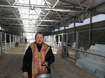 В Алькеевском районе священнослужитель освятил новые здания под коровник, телятник и доильное отделение