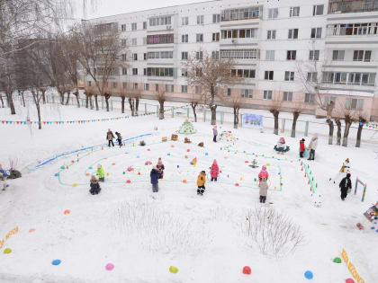 В Челнах появился снежный городок «Эколят»