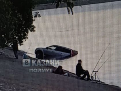 В Казани на дамбе рыбак утопил свой авто